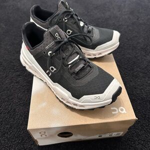 ONCloud cloud ultra sneaker. Black and white. Size 6